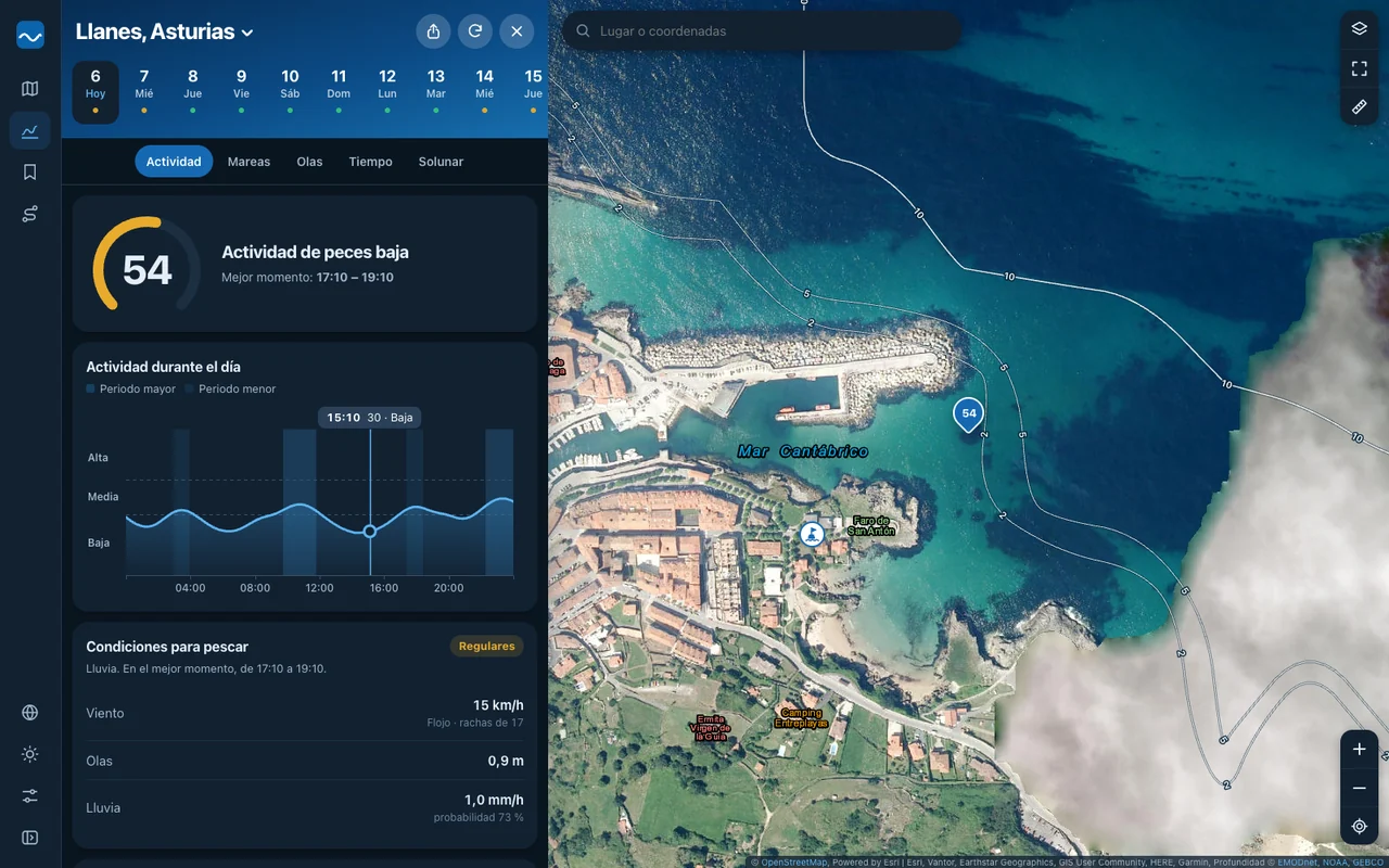 Fishinghub en un ordenador: la previsión de actividad de Llanes junto al mapa de satélite